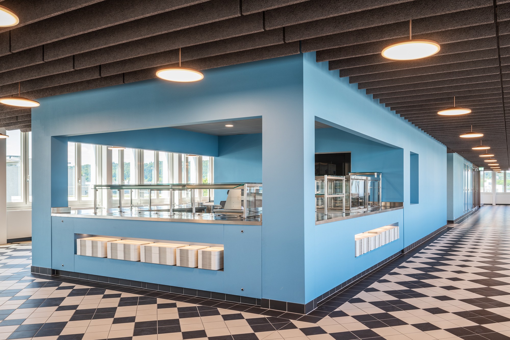 Personalcafeteria im Attikageschoss: Hier wurde der Bodenbelag, die Beleuchtung und die Akustikdecke erneuert. (© Till Forrer, Zürich)